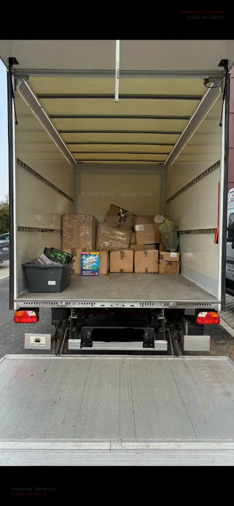 Beladener Umzugswagen mit Kartons
