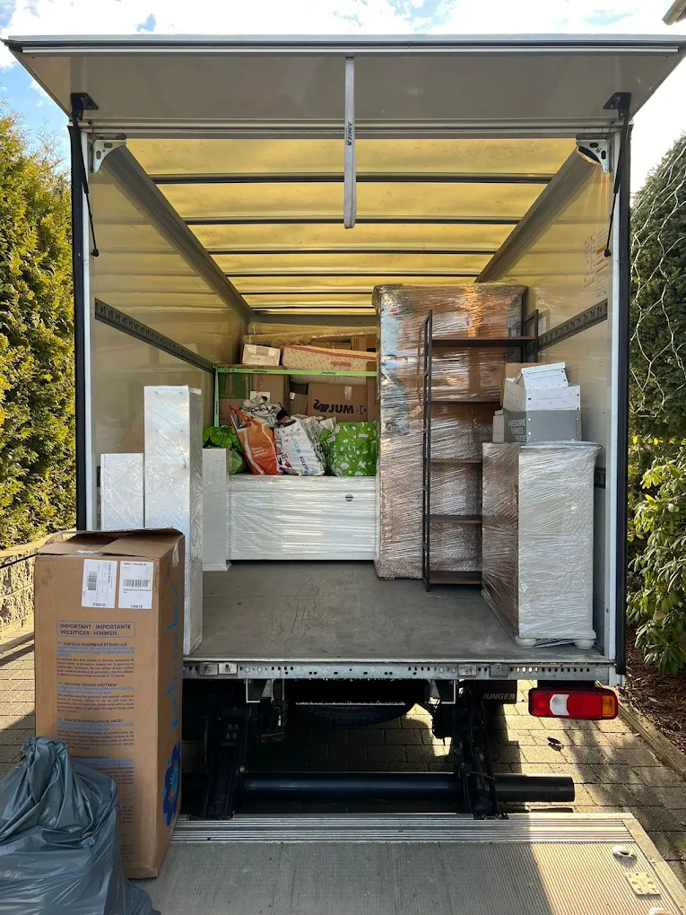 Sorgfältig verpackte Möbel im Umzugswagen