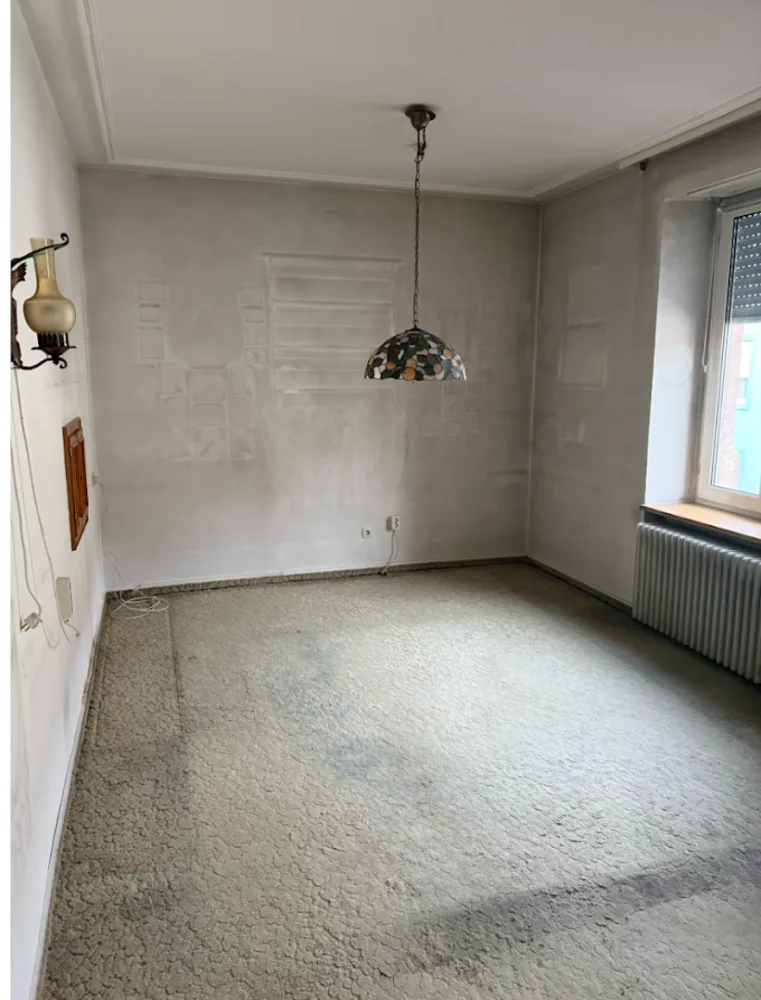 Raum nach der Entrümpelung, leer und besenrein